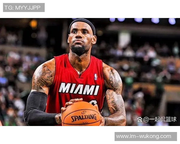 詹姆斯赛后采访时佩戴骑士冠军戒指展现永恒荣耀与不屈精神 詹姆斯赛后采访时佩戴骑士冠军戒指展现永恒荣耀与不屈精神